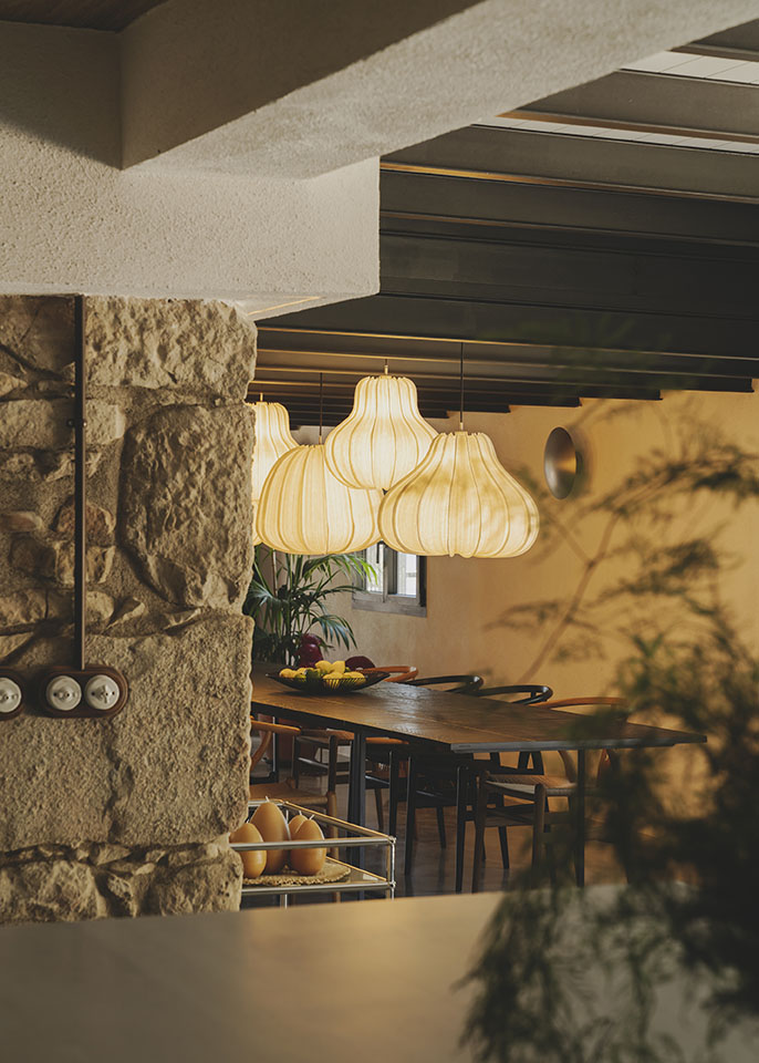salle à manger avec poutres et sol béton ciré maison en pierres rénovée