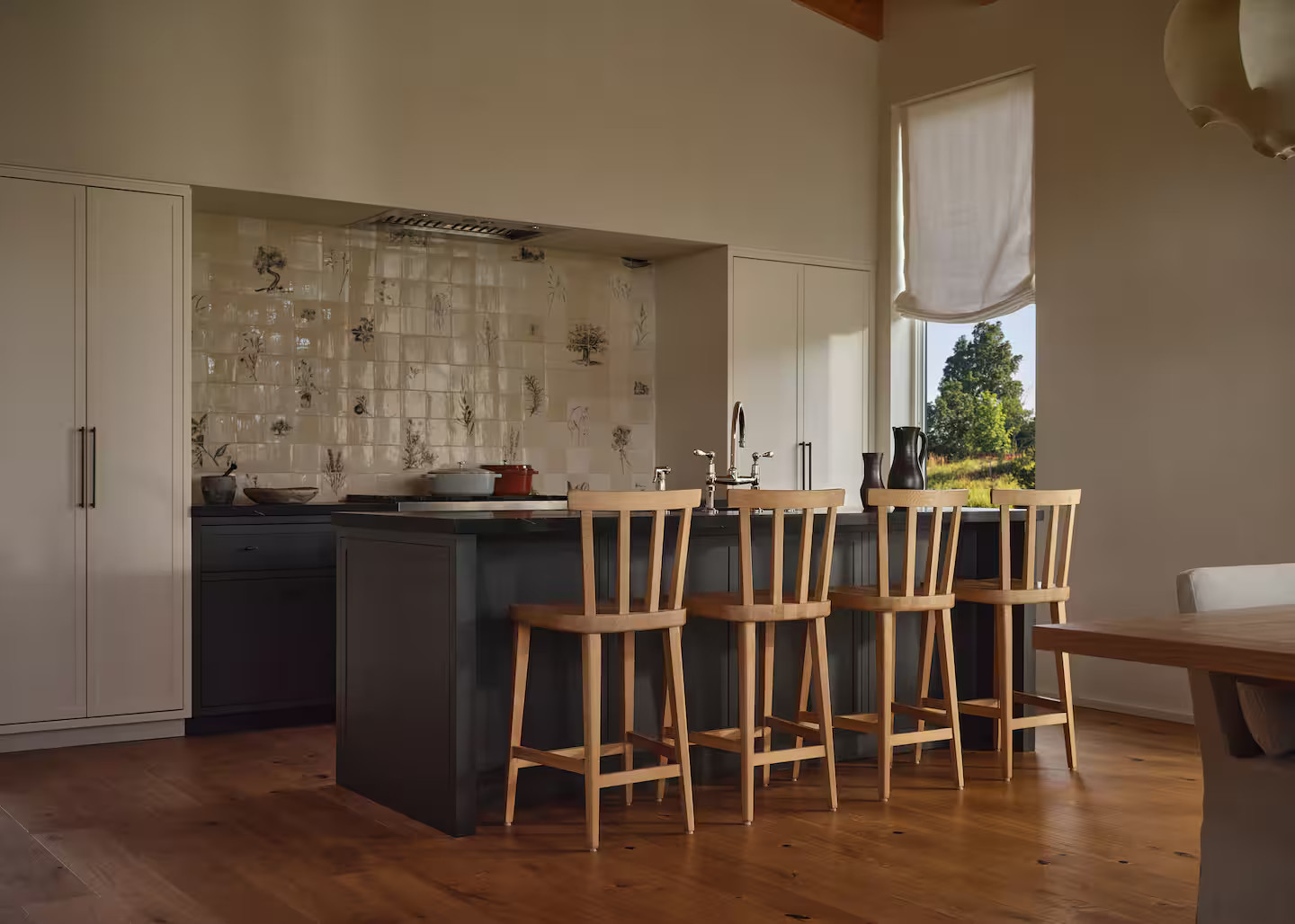 cuisine avec zelliges décoration contemporaine maison de la designer Jenni Kayne