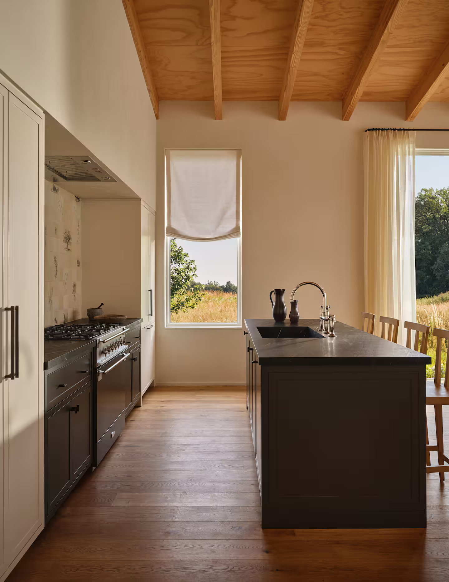 cuisine avec zelliges décoration contemporaine maison de la designer Jenni Kayne