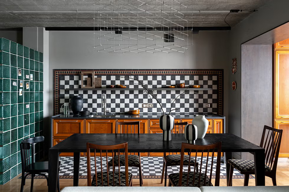 salle à manger et cuisine ouverte murs gris décoration contemporaine et industrielle