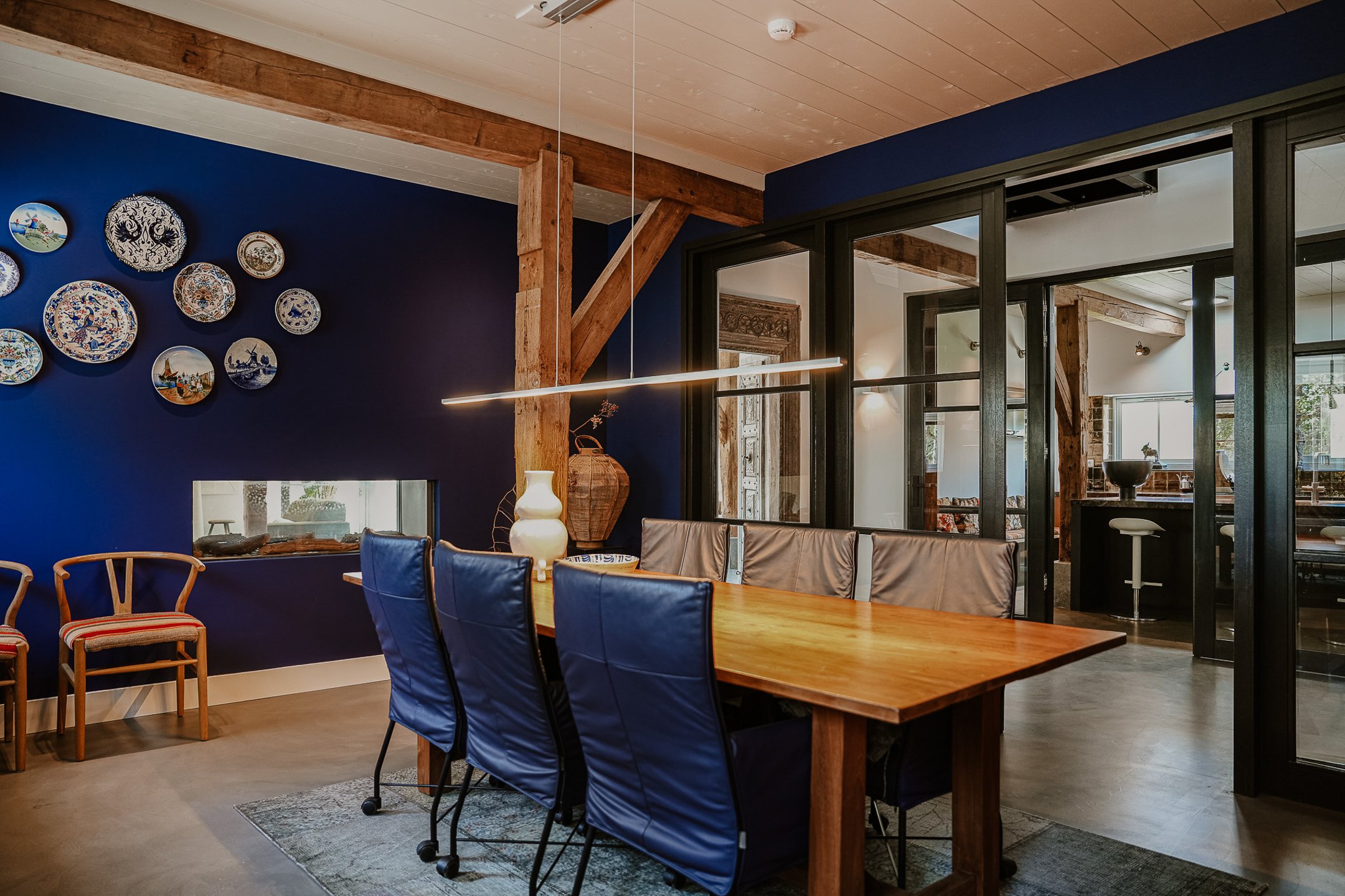 salle à manger maison ancienne rénovée avec poutres décoration contemporaine 