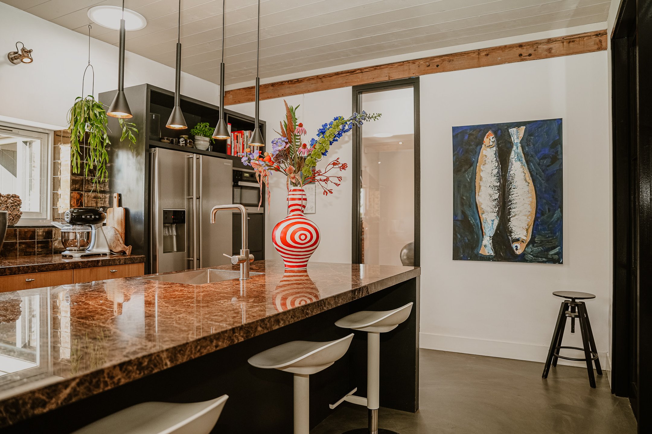 cuisine maison ancienne rénovée avec poutres décoration contemporaine 