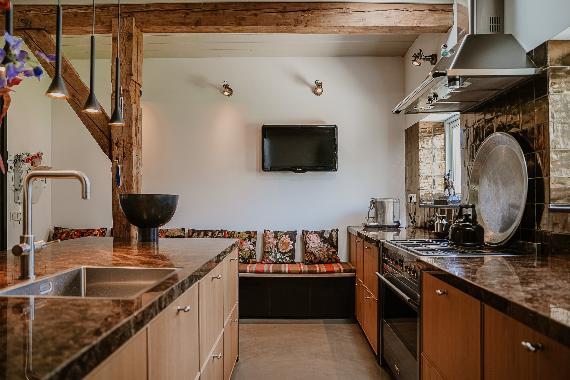 cuisine maison ancienne rénovée avec poutres décoration contemporaine 