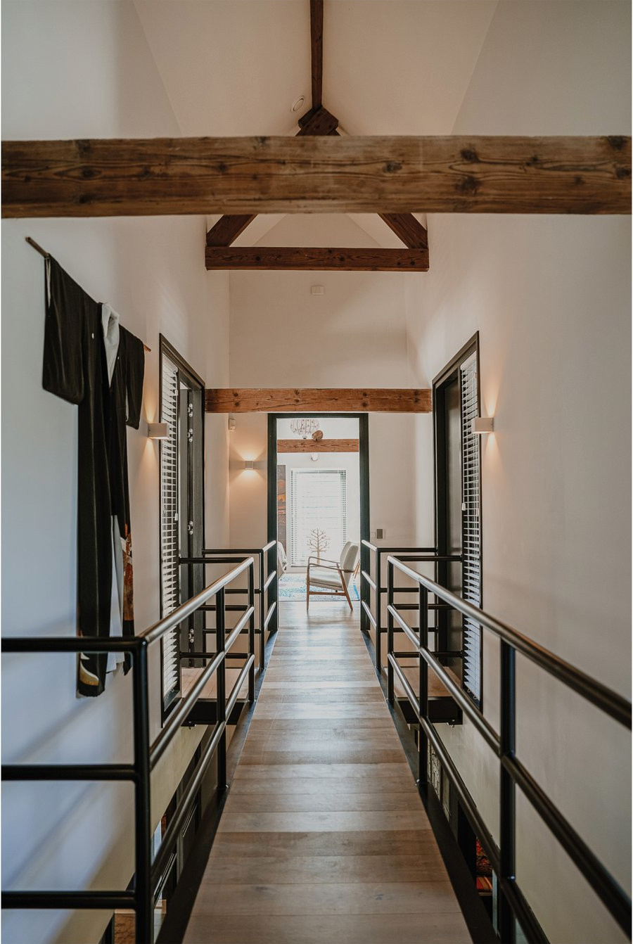 passerelle pour chambres maison ancienne rénovée avec poutres décoration contemporaine 