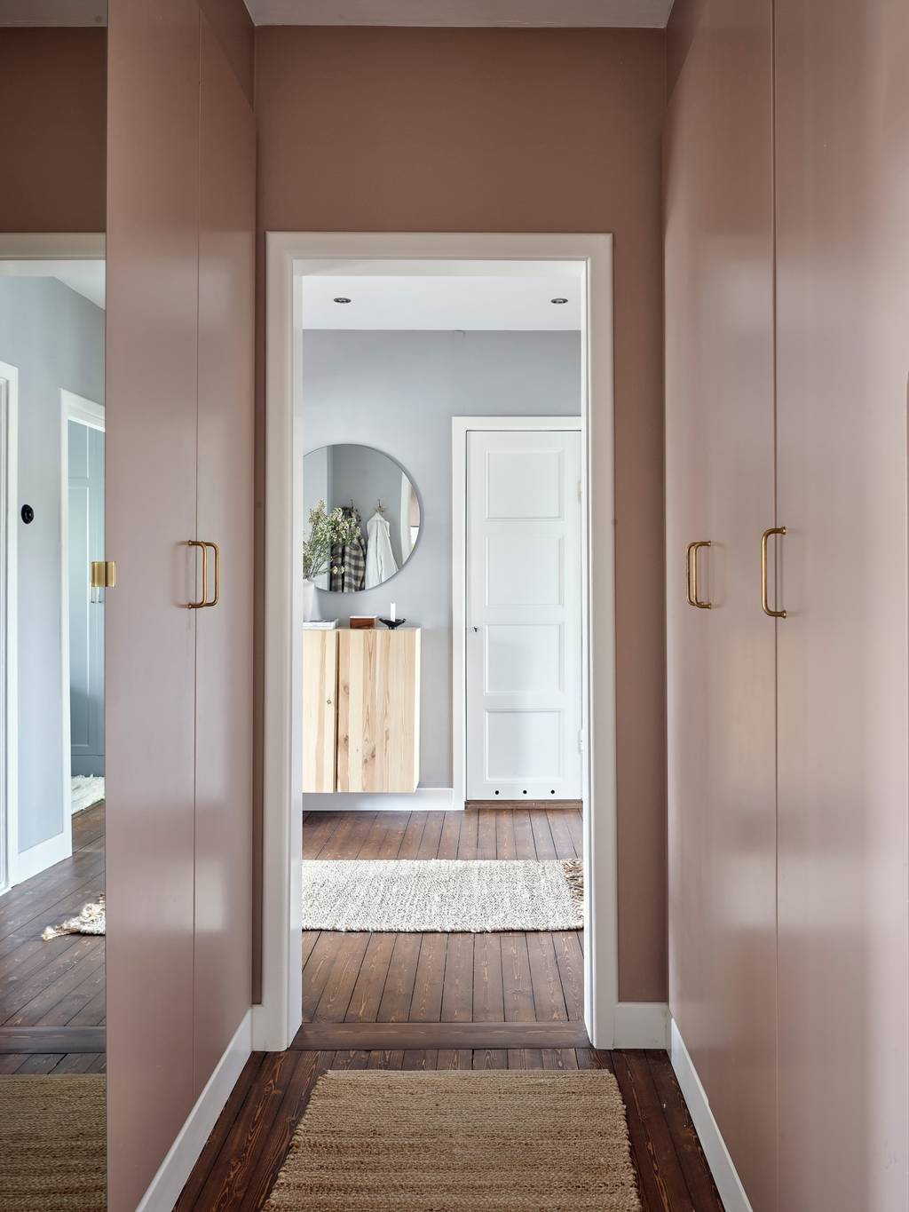 couloir avec placards et murs roses