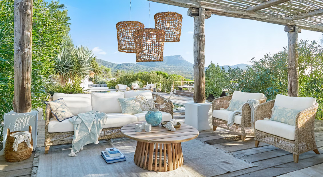 terrasse aménagée par Loberon avec pergola terrasse aménagée par Loberon avec pergola