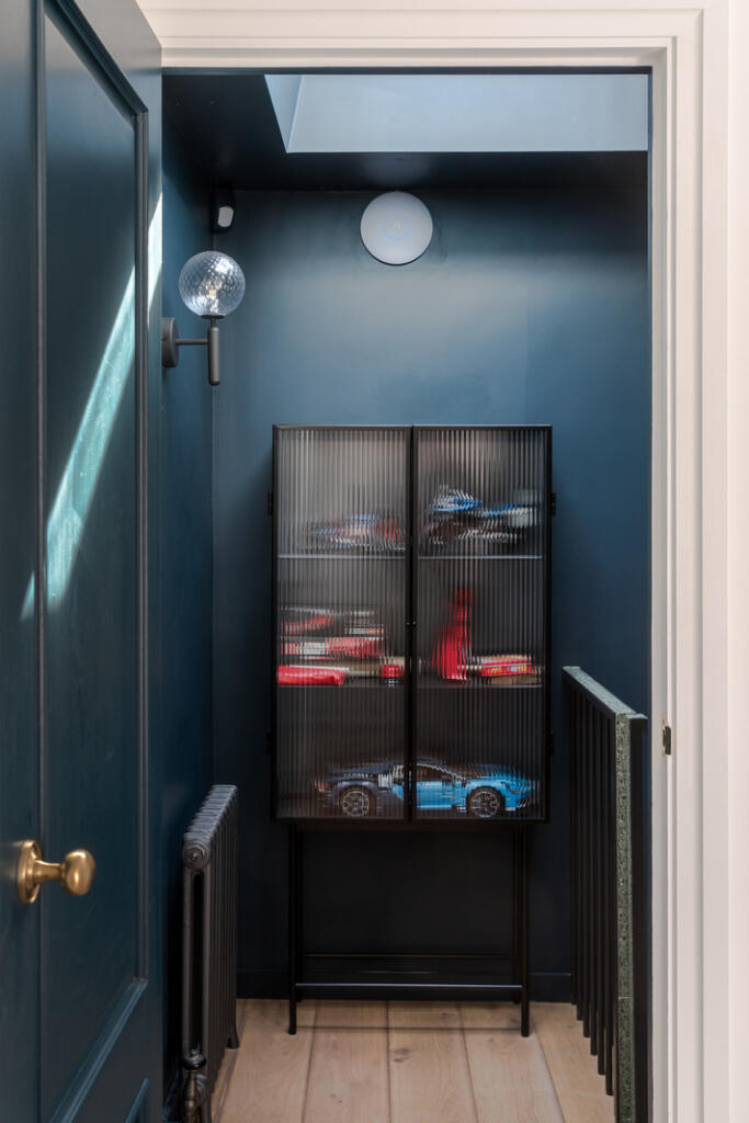 couloir murs bleus avec vitrine