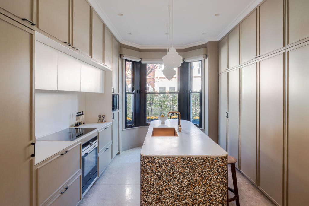 cuisine avec îlot terrazzo maison de ville agrandie sur jardin à Londres