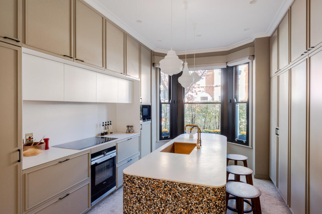 cuisine avec îlot terrazzo maison de ville agrandie sur jardin à Londres
