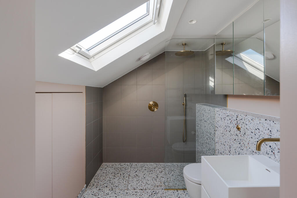 salle de bain design mansardée terrazzo