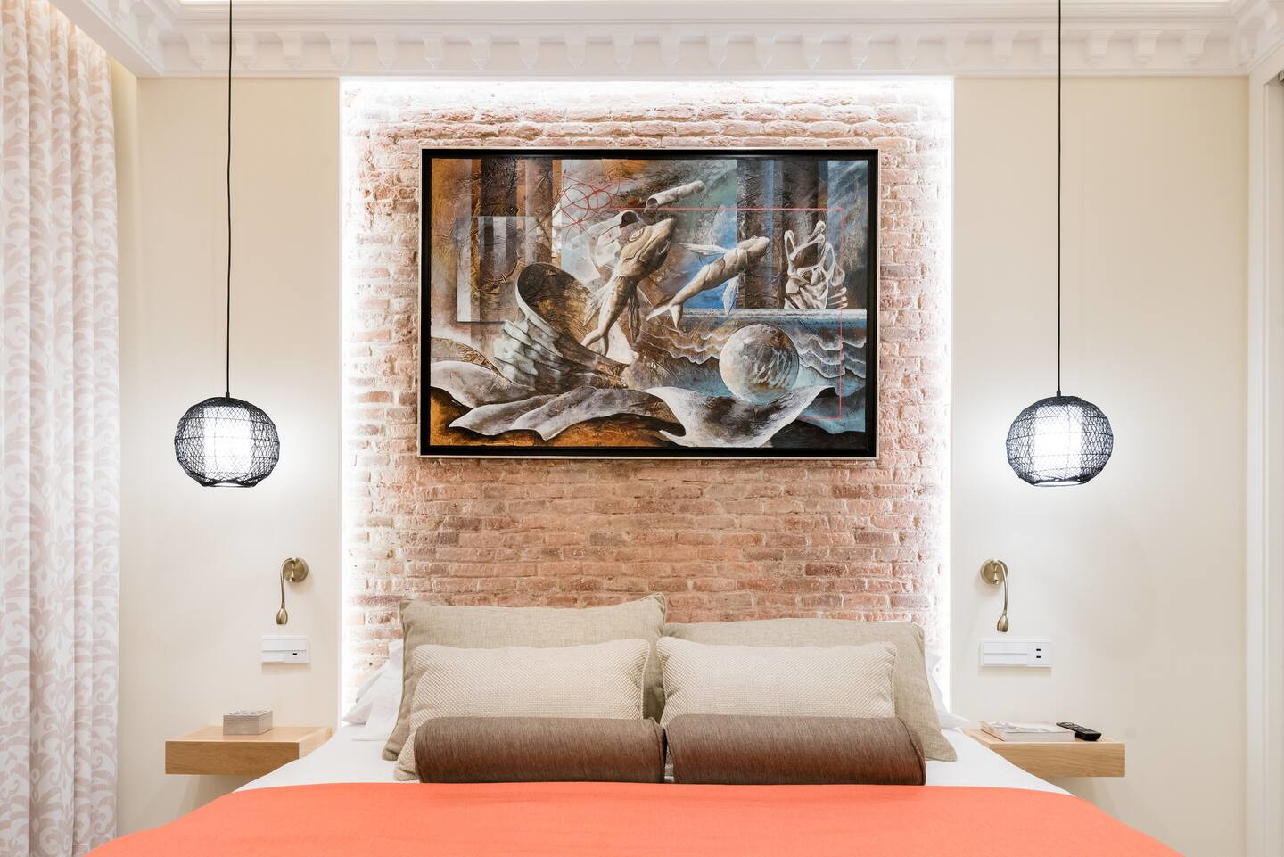 chambre mur briques et moulures décoration contemporaine appartement Madrid chambre mur briques et moulures décoration contemporaine appartement Madrid