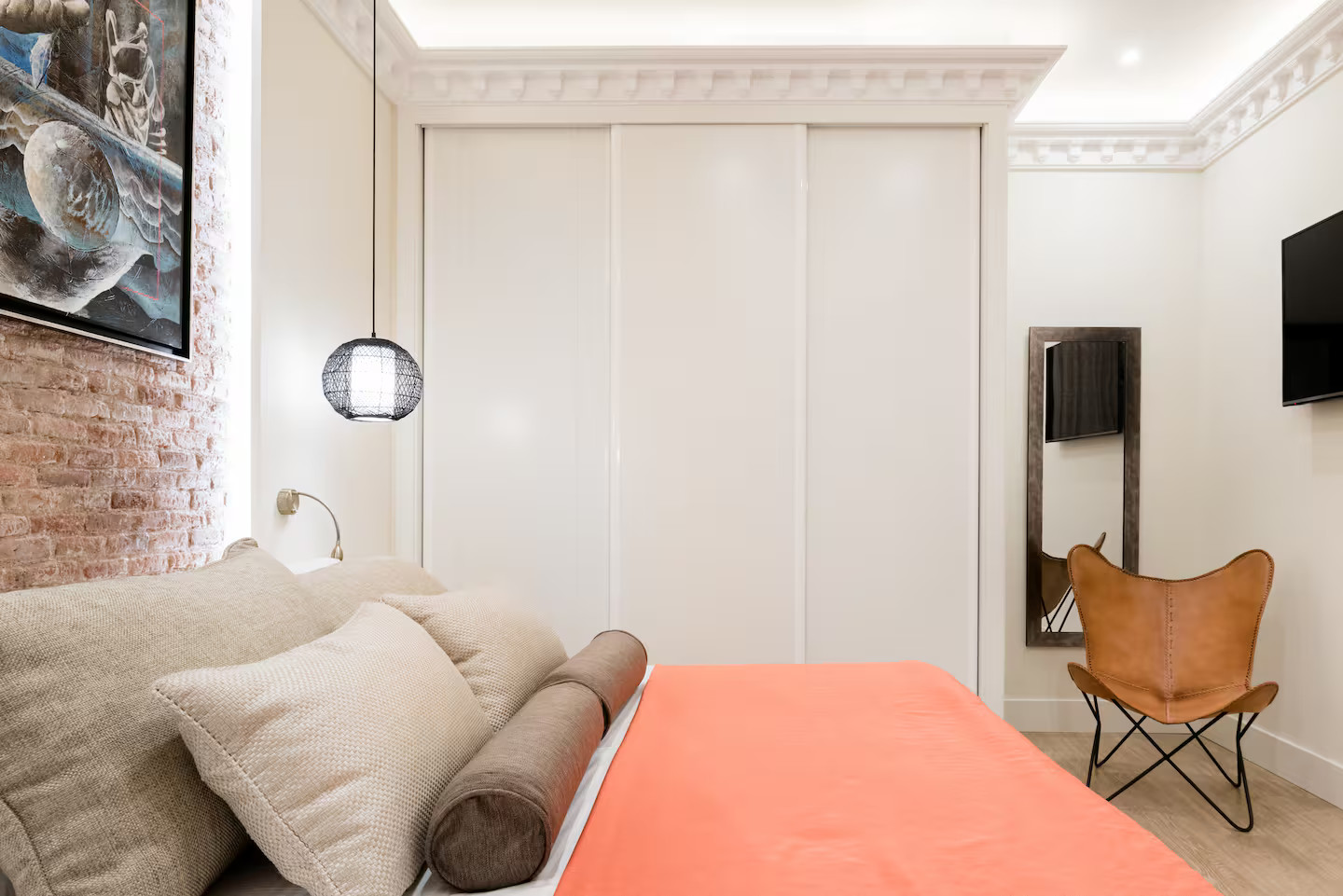chambre mur briques et moulures décoration contemporaine appartement Madrid chambre mur briques et moulures décoration contemporaine appartement Madrid
