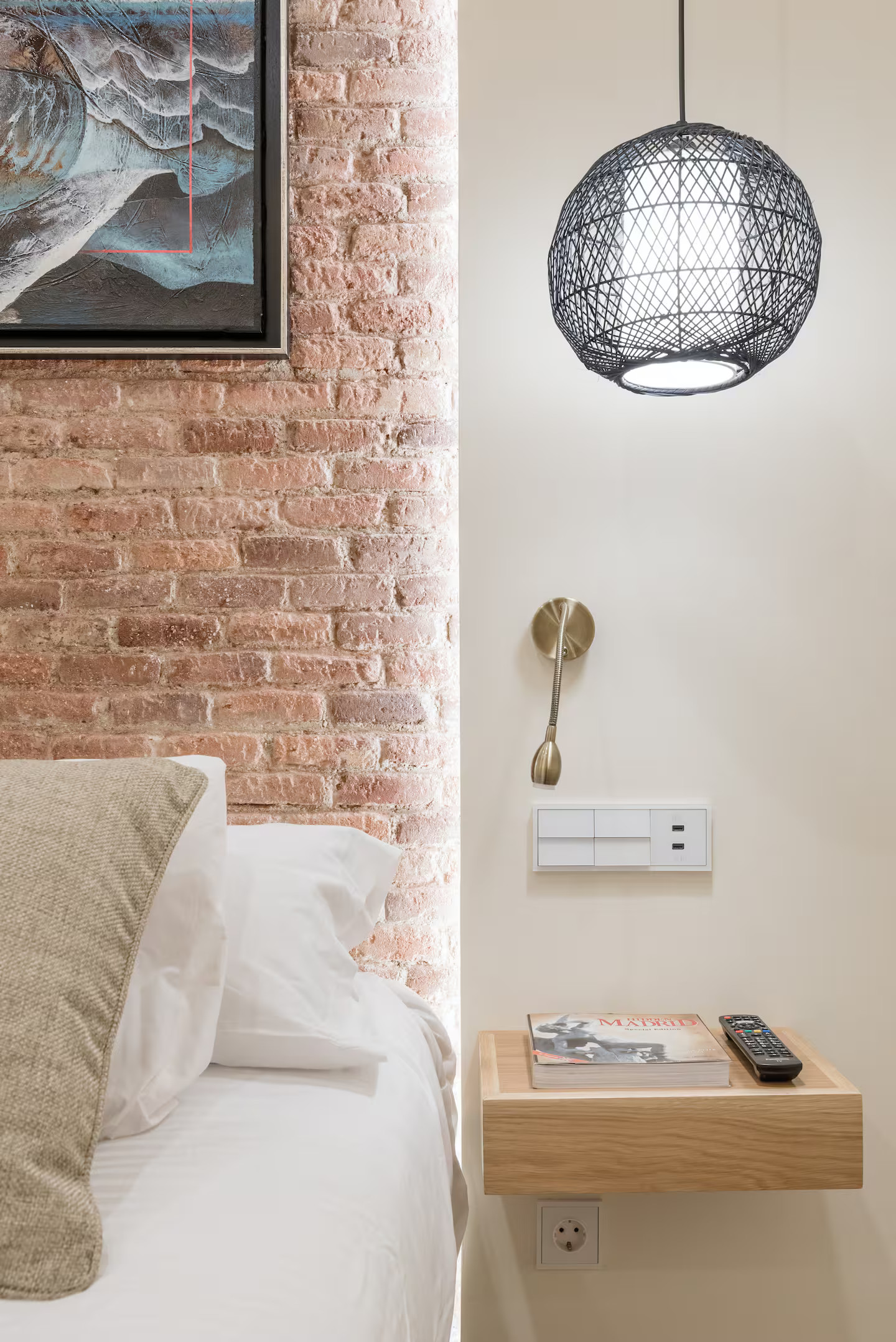 chambre mur briques et moulures décoration contemporaine appartement Madrid chambre mur briques et moulures décoration contemporaine appartement Madrid