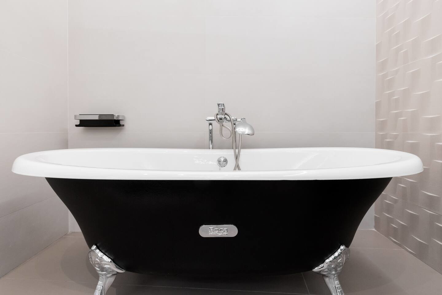 baignoire rétro dans salle de bain blanche et noir marbre baignoire rétro dans salle de bain blanche et noir marbre