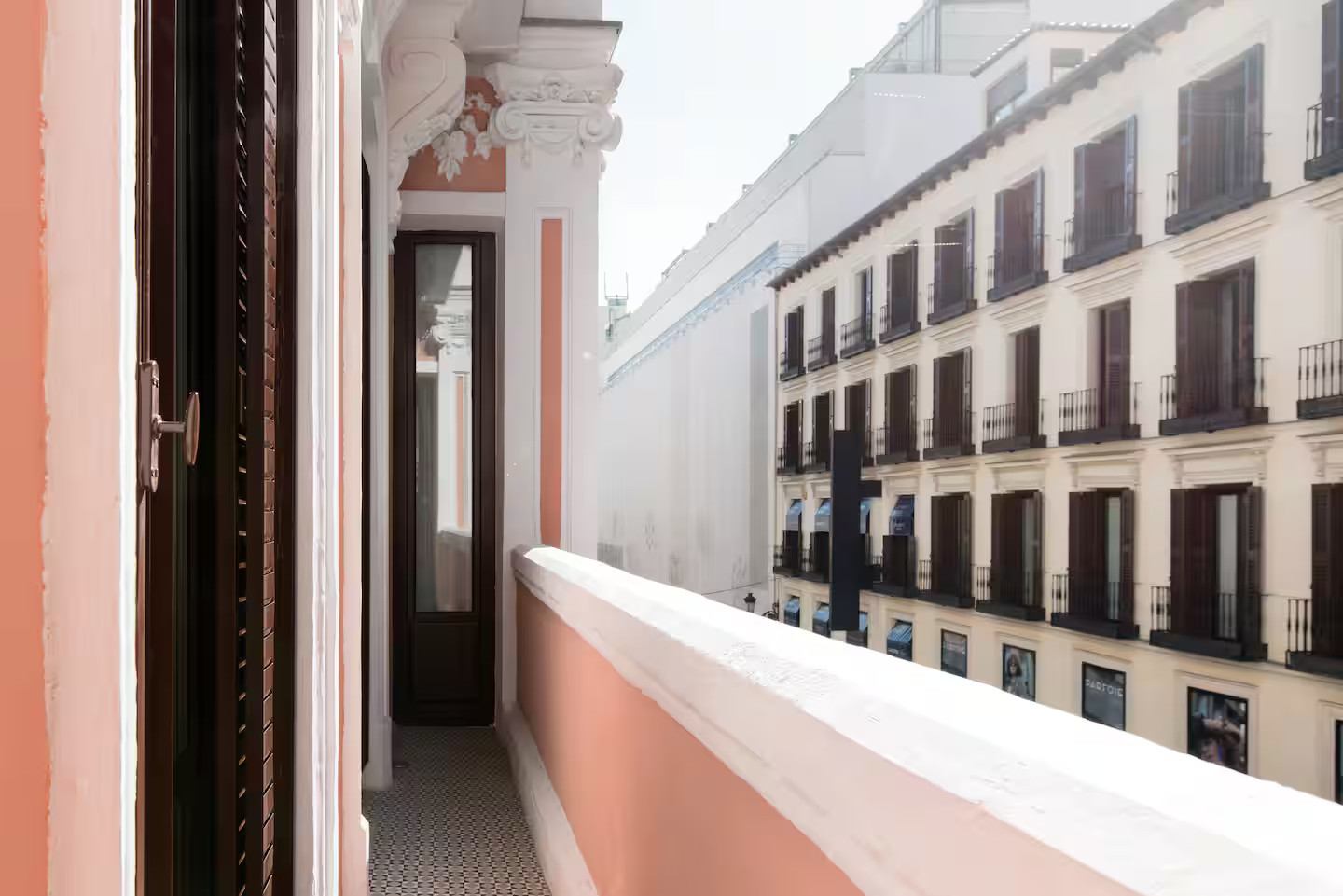 balcon filant immeuble ancien Puerta del Sol balcon filant immeuble ancien Puerta del Sol