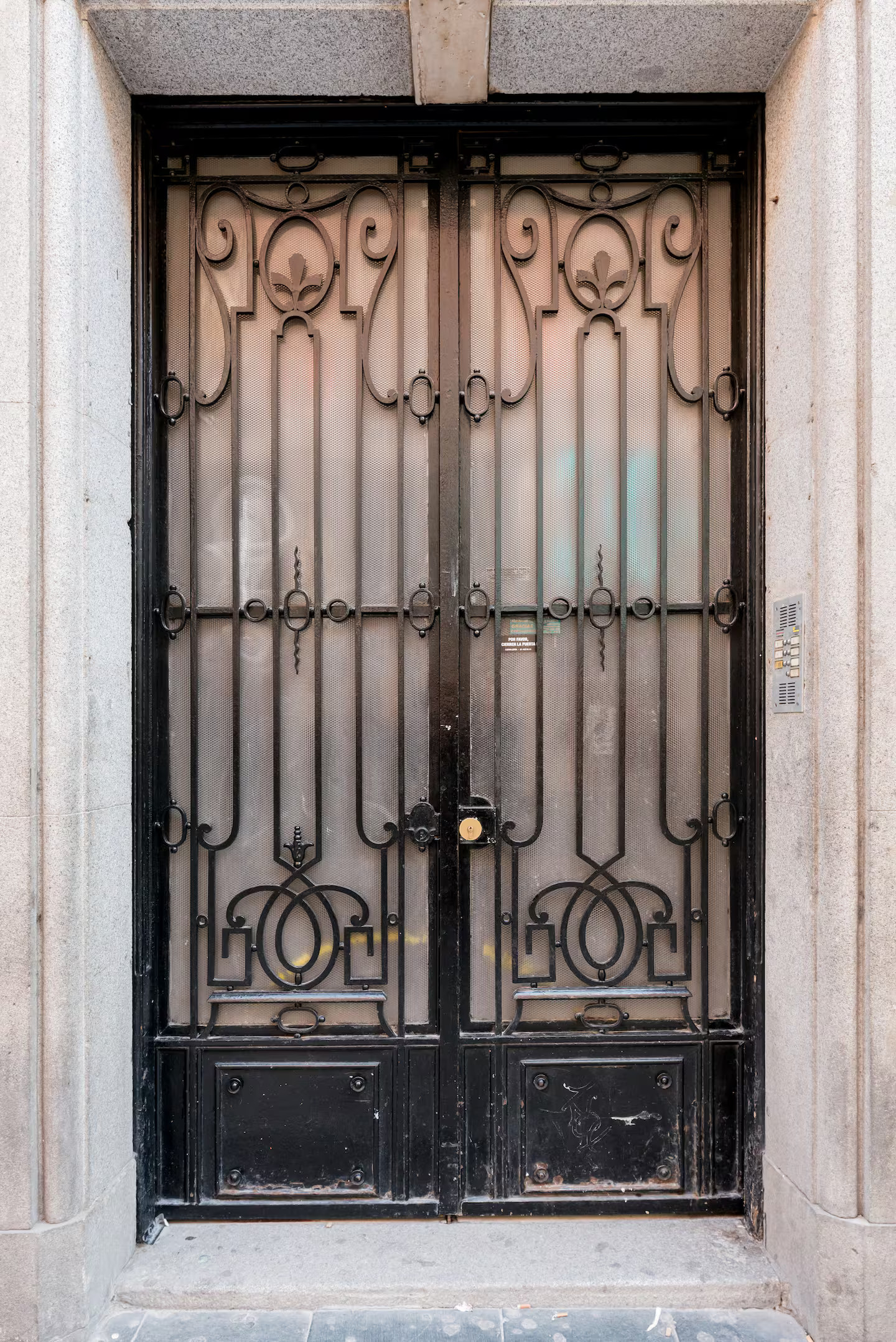 porte immeuble Madrid verre et fer forgé porte immeuble Madrid verre et fer forgé
