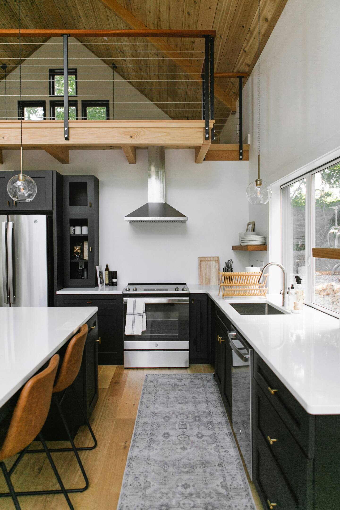 cuisine ouverte et mezzanine maison contemporaine en bois Texter Mountain Home