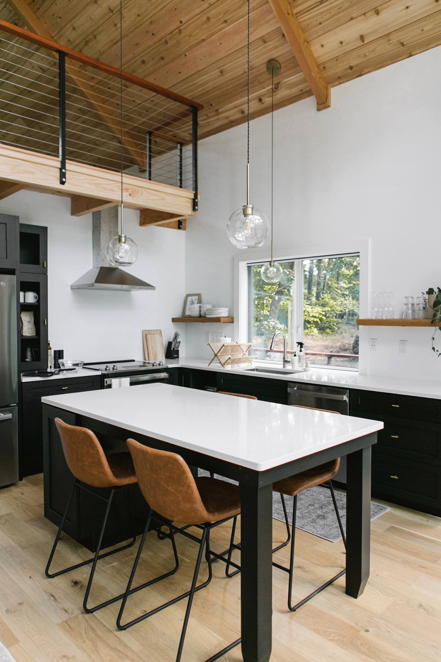 cuisine ouverte avec îlot et mezzanine Texter Mountain Home