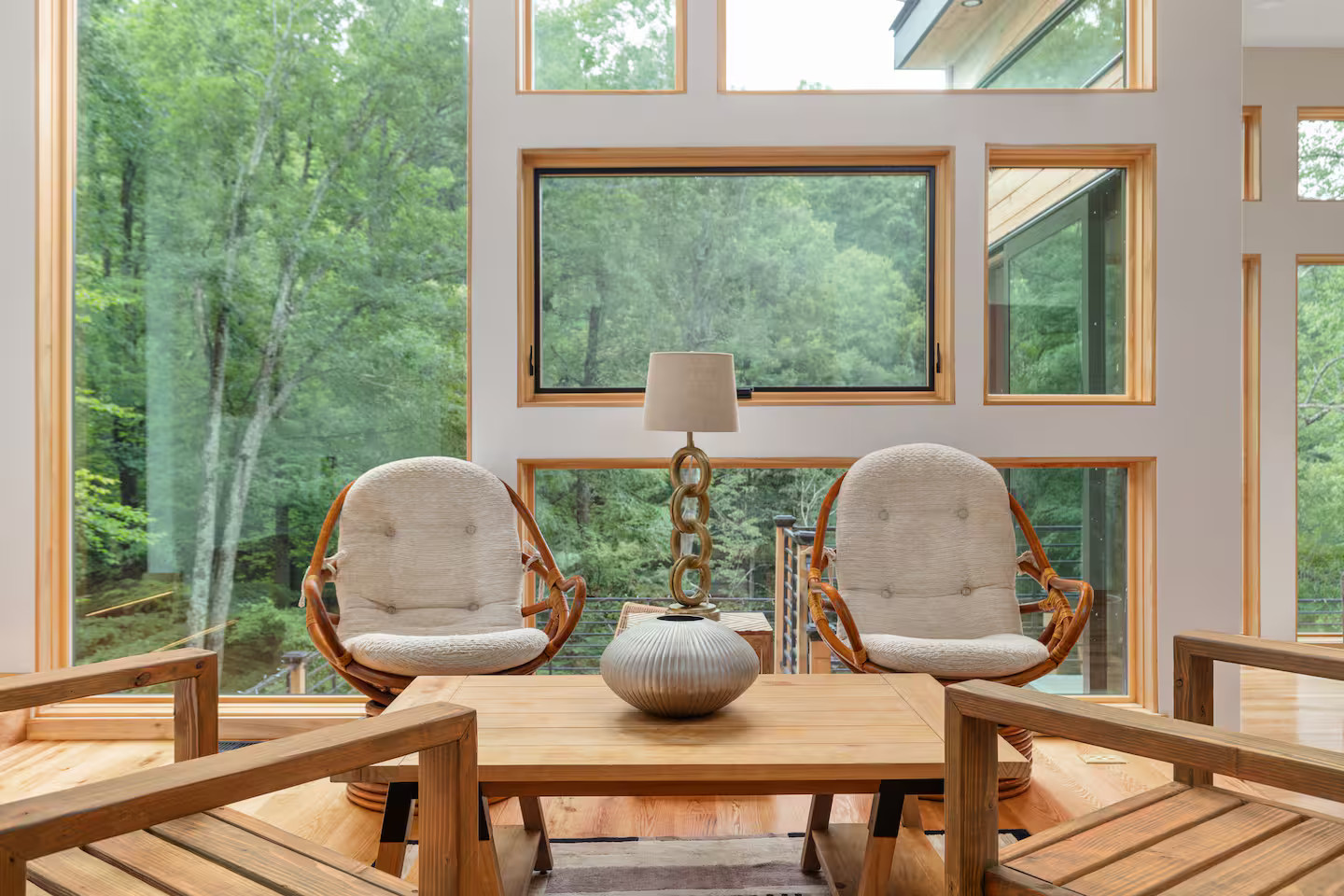 salon avec baie vitrée maison en bois Le Gramophone
