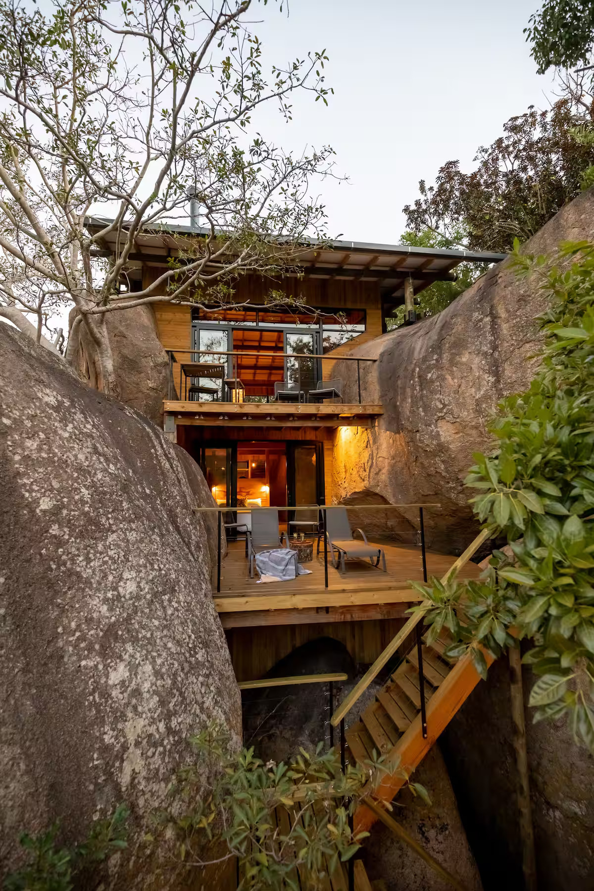 petite maison en bois entre deux rochers Tussenklip