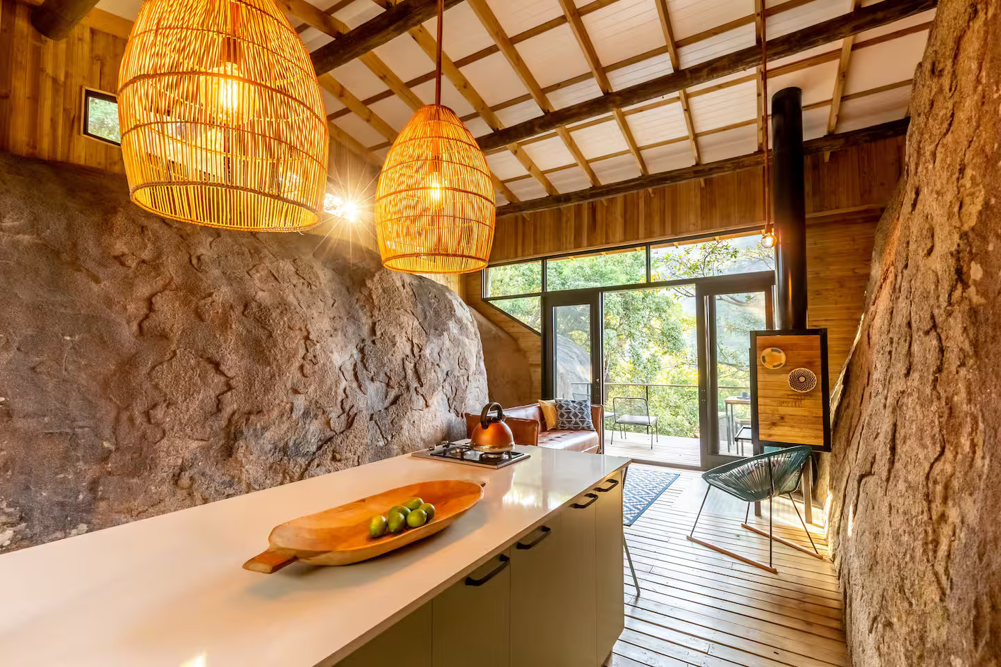 cuisine ouverte petite maison en bois entre deux rochers Tussenklip