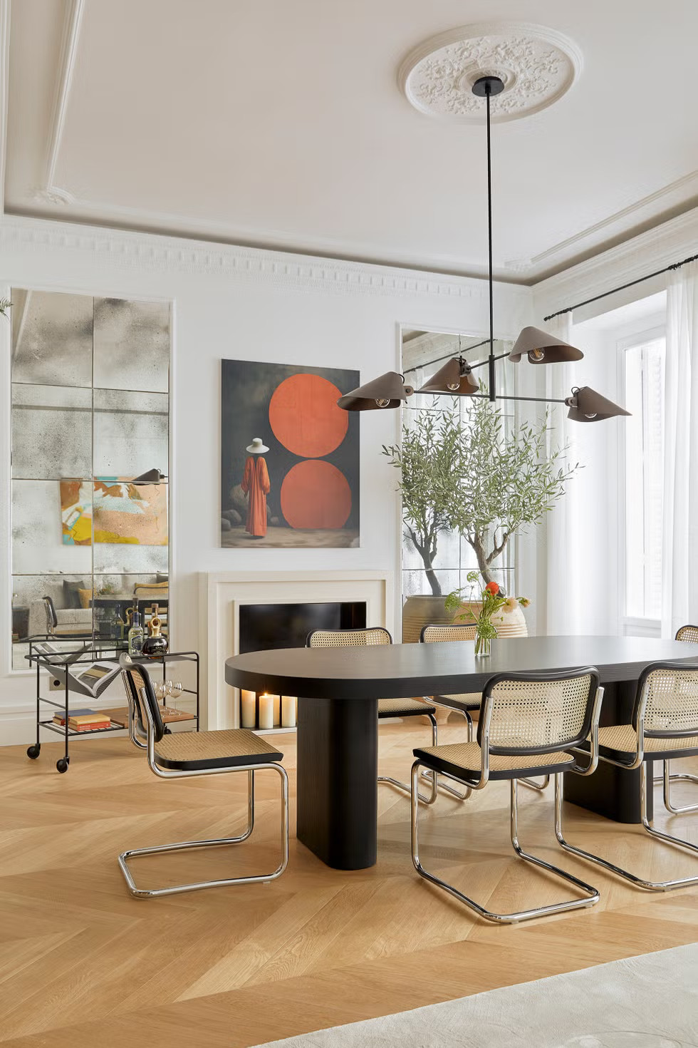 salle à manger moderne avec cheminée ancienne moulure et rosaces