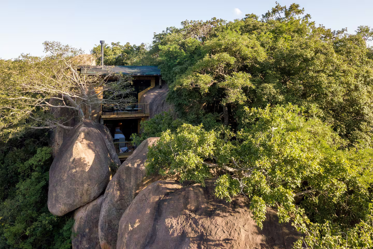 petite maison en bois entre deux rochers Tussenklip