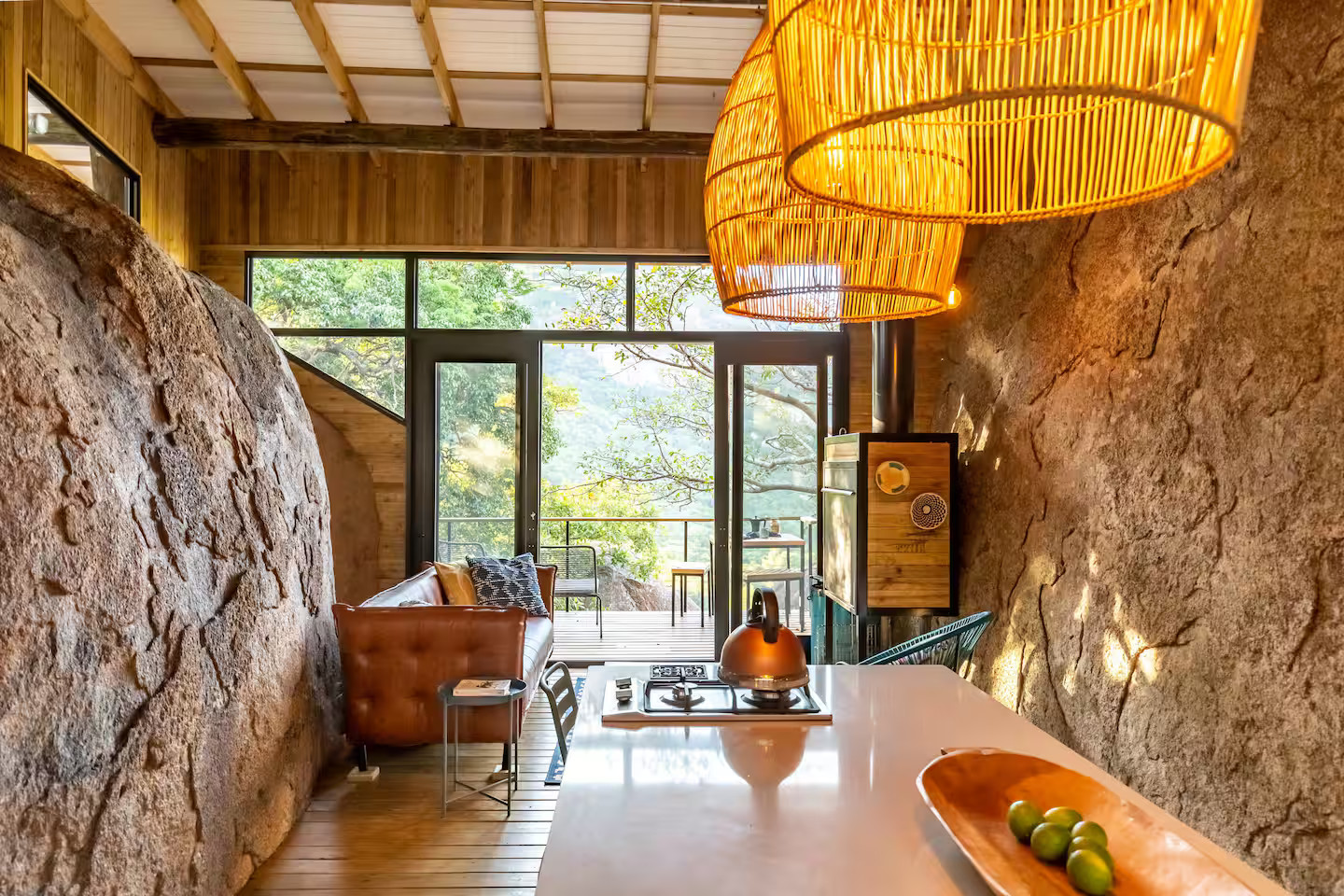 salon petite maison en bois entre deux rochers Tussenklip
