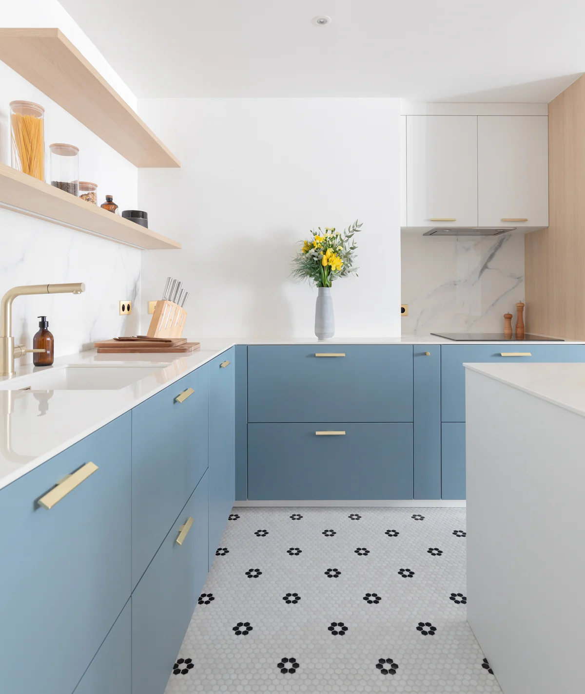 cuisine IKEA bleue personnalisée par Studio Couleur 
