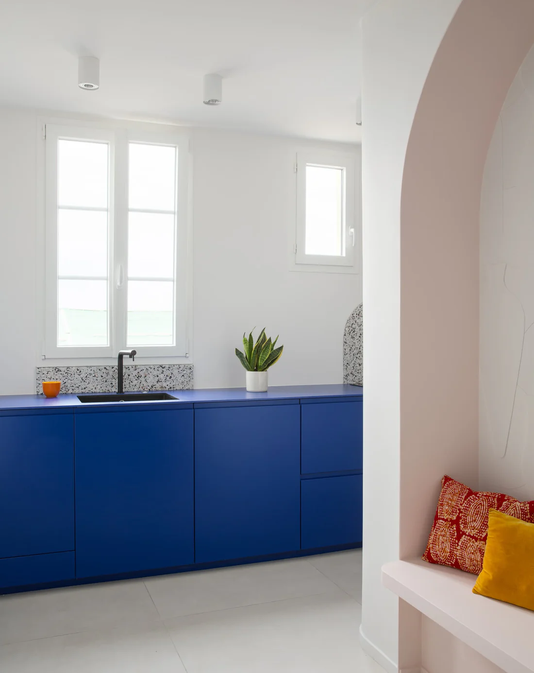 cuisine IKEA bleue personnalisée par Studio Couleur 