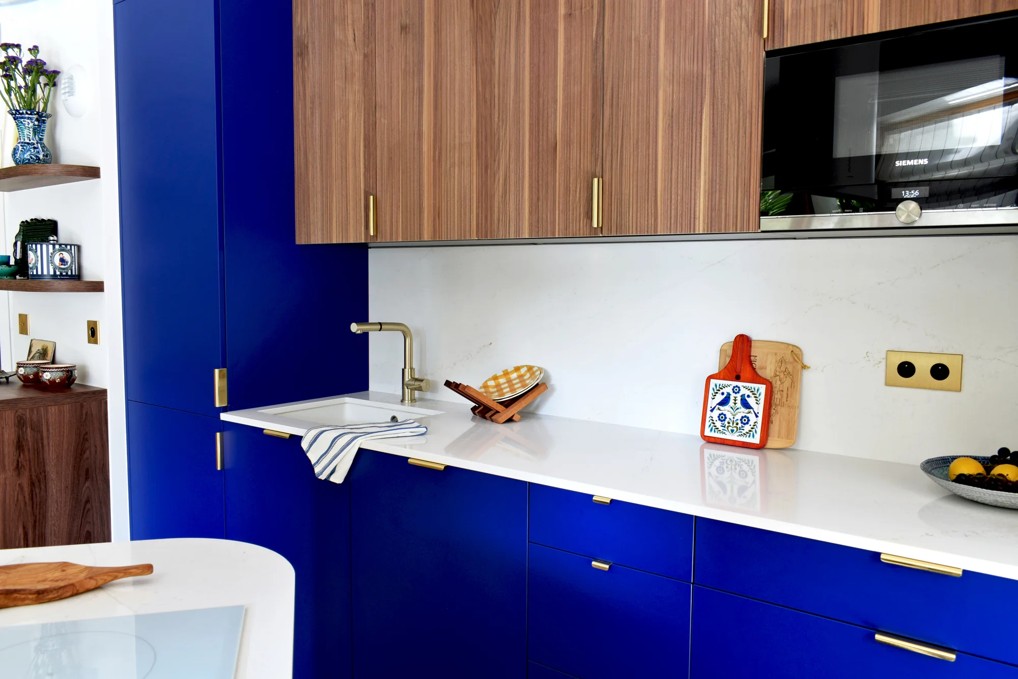 cuisine IKEA bleue et bois personnalisée par Studio Couleur 