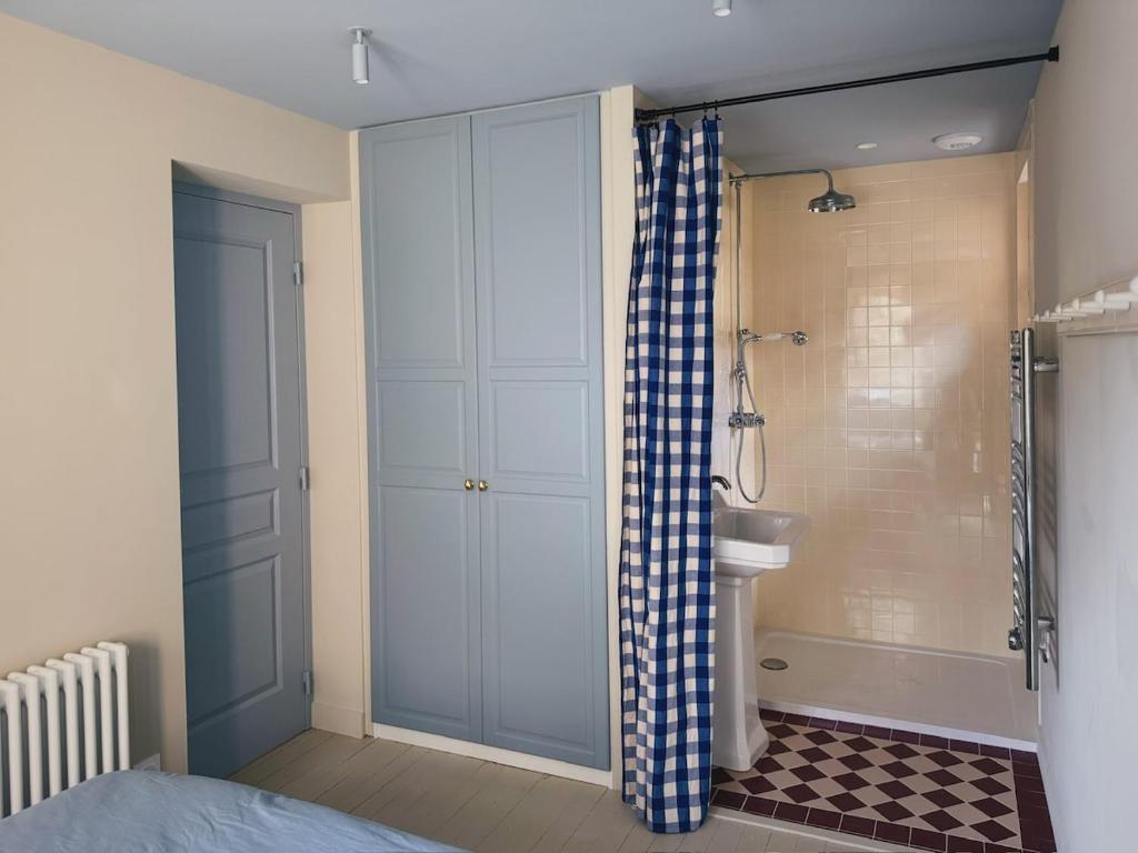 chambre avec salle de bain Le Cottage du Lignon chambre avec salle de bain Le Cottage du Lignon