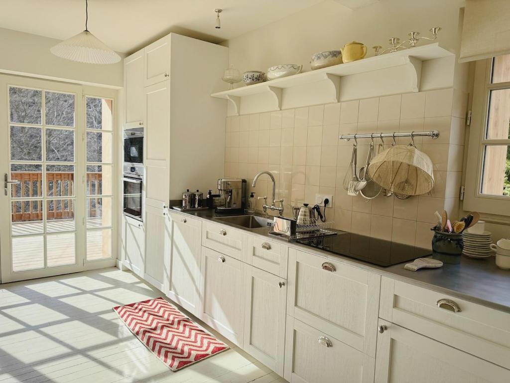 cuisine blanche décoration rustique chic Le Cottage du Lignon cuisine blanche décoration rustique chic Le Cottage du Lignon