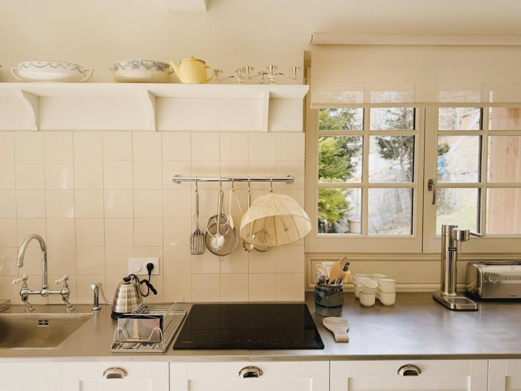 cuisine blanche décoration rustique chic Le Cottage du Lignon cuisine blanche décoration rustique chic Le Cottage du Lignon