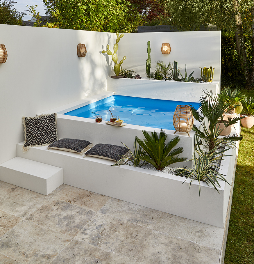 mini piscine maçonnée dans jardin de ville 