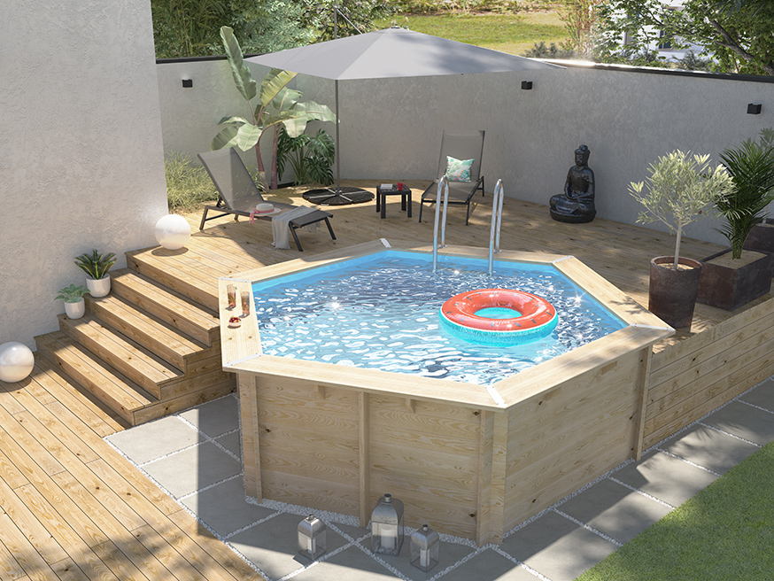 mini piscine en bois avec terrasse dans jardin de ville