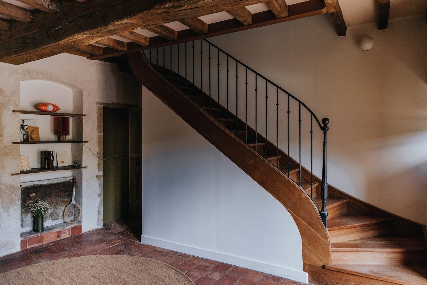 escalier ancien bois maison ancienne en pierres rénovée la Maison Rita Bourgogne