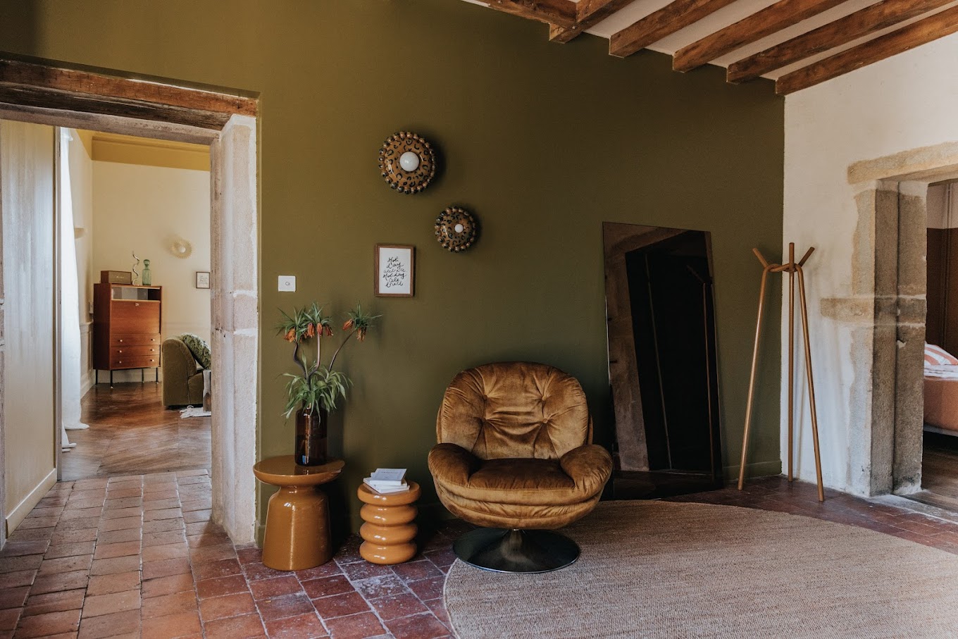 entrée murs kaki et poutres maison ancienne en pierres rénovée la Maison Rita Bourgogne