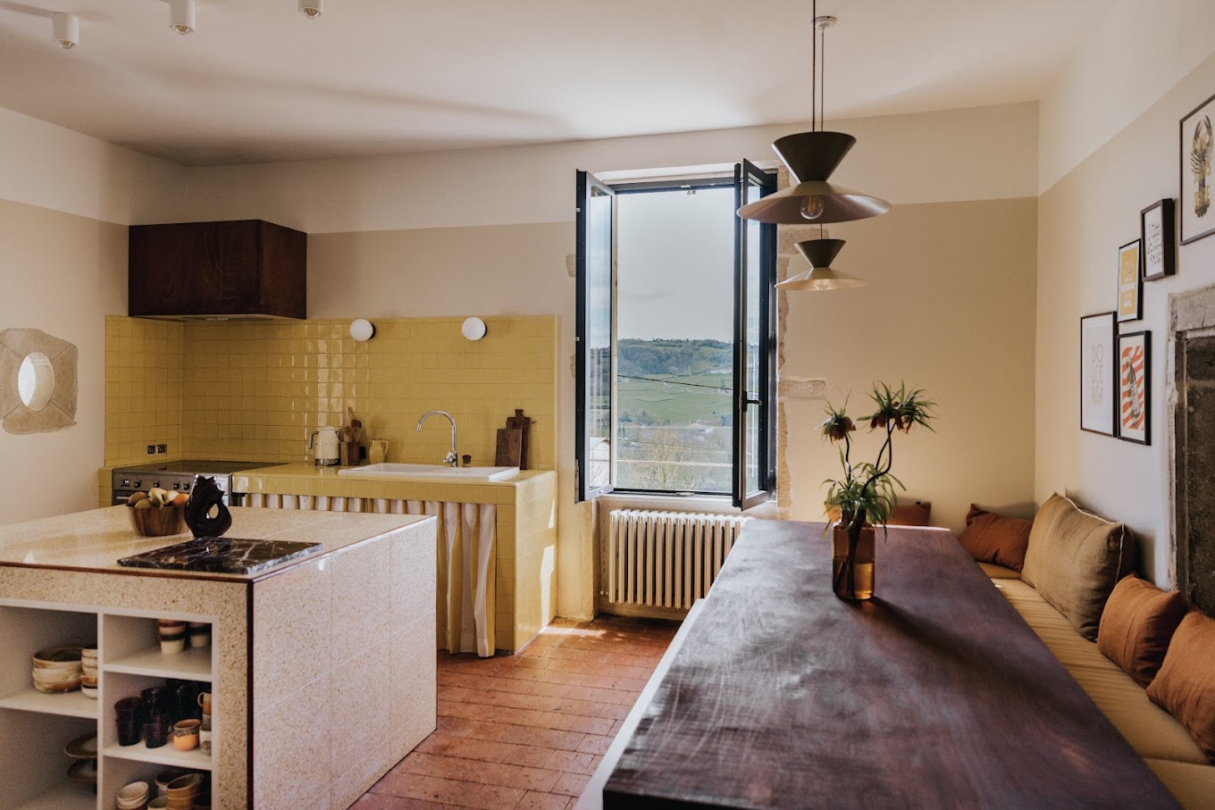 cuisine maison ancienne en pierres rénovée la Maison Rita Bourgogne