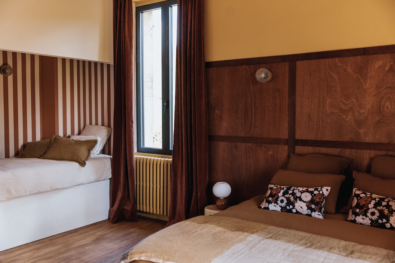 chambre mur jaune maison ancienne en pierres rénovée la Maison Rita Bourgogne