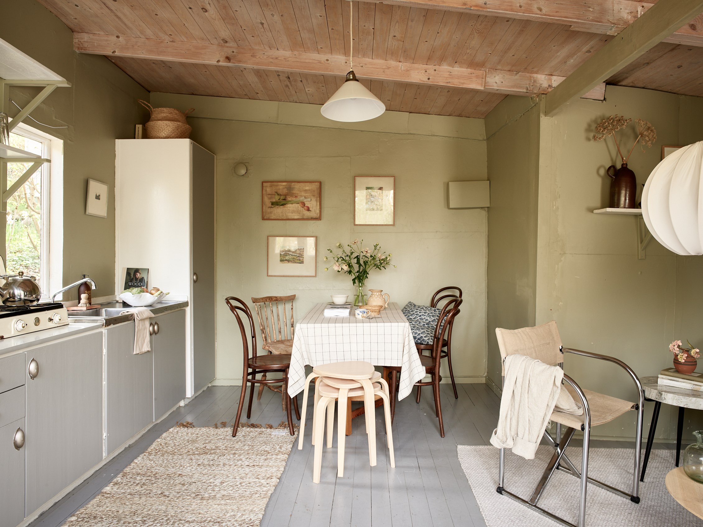 cuisine et salle à manger murs verts décoration scandinave petite maison 25m2