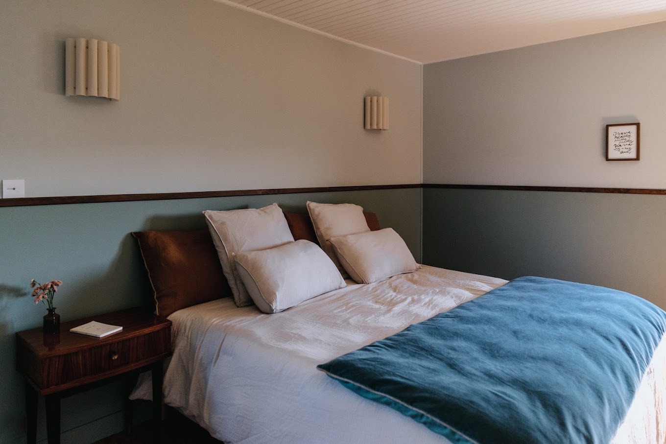 chambre bleue et blanche maison ancienne en pierres rénovée la Maison Rita Bourgogne