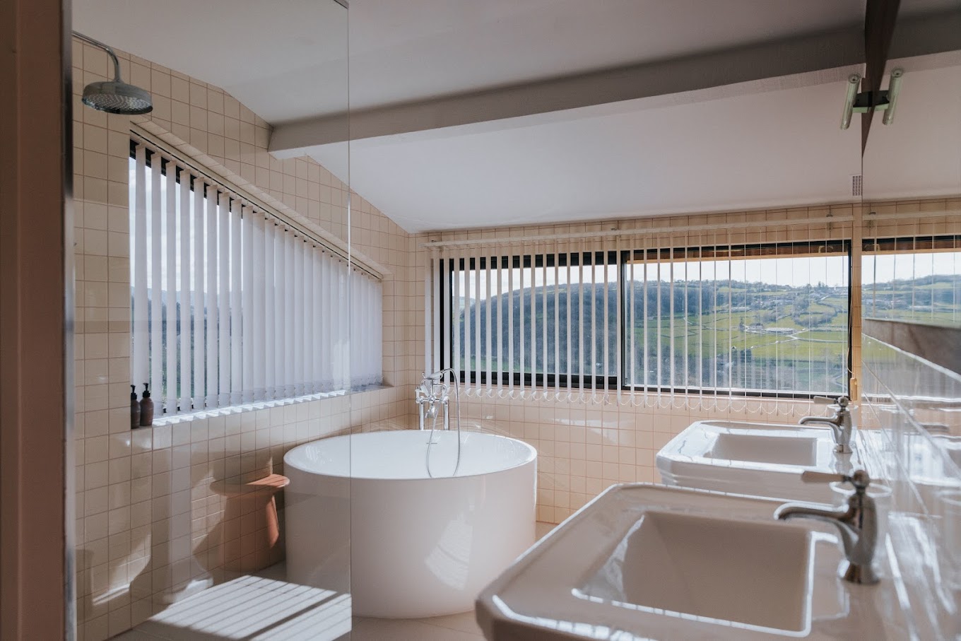 salle de bain design mansardée la Maison Rita Bourgogne