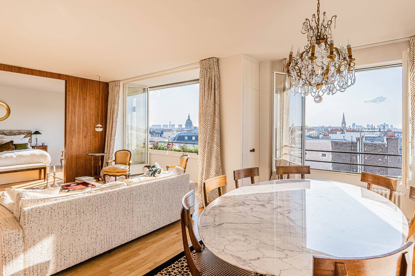 salon appartement Paris vue tour Eiffel décoration classique chic