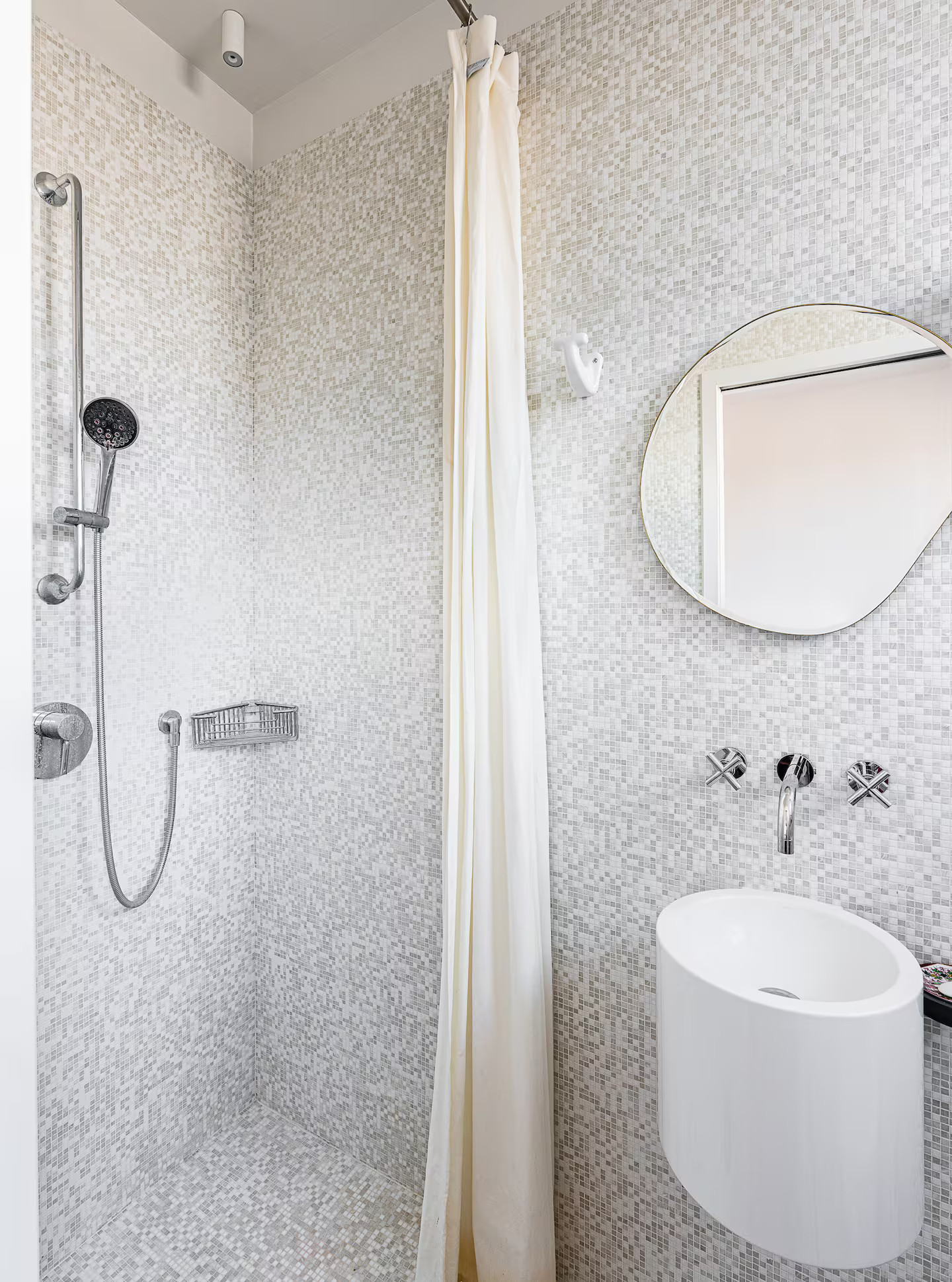 salle de bain mosaïque grise petit format