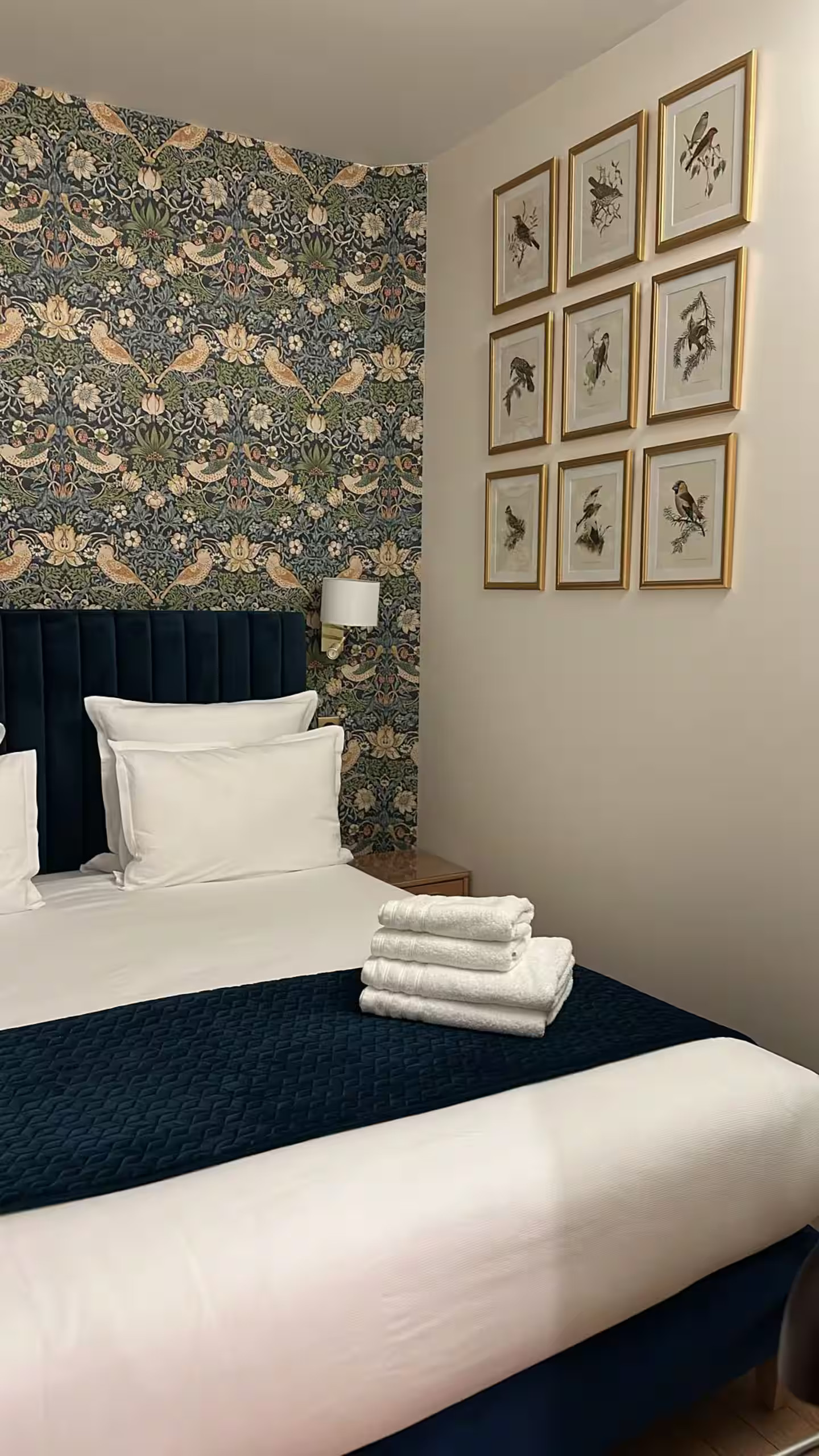 chambre contemporaine avec papier-peint chambre contemporaine avec papier-peint
