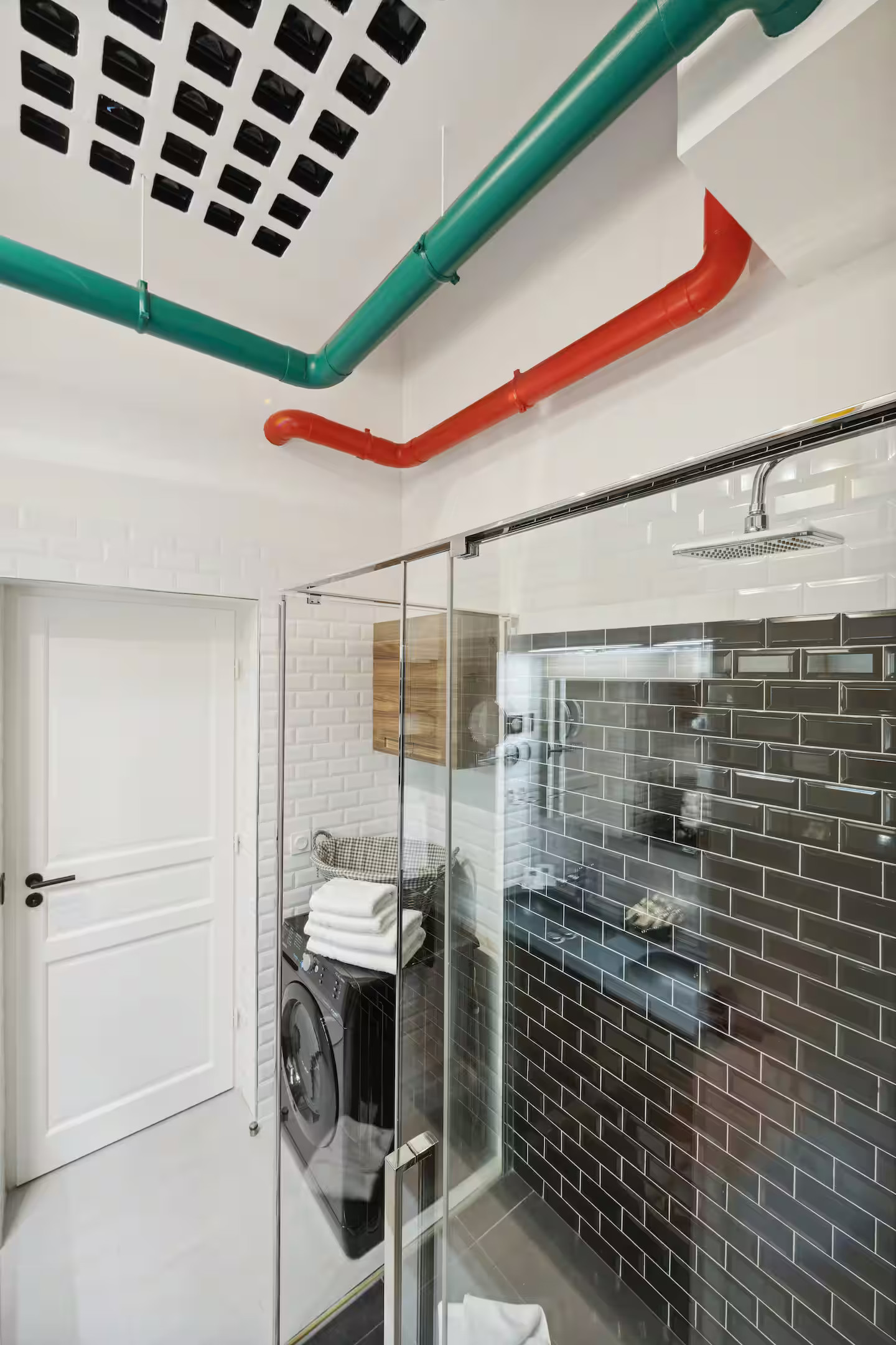 salle de bain design avec tuyaux en couleurs style Beaubourg salle de bain design avec tuyaux en couleurs style Beaubourg