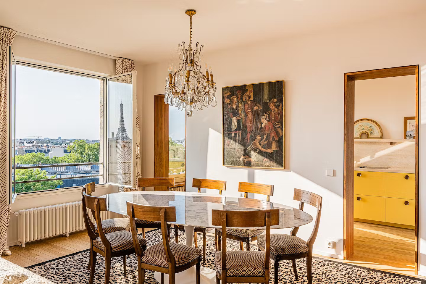 salle à manger appartement Paris vue tour Eiffel décoration classique chic