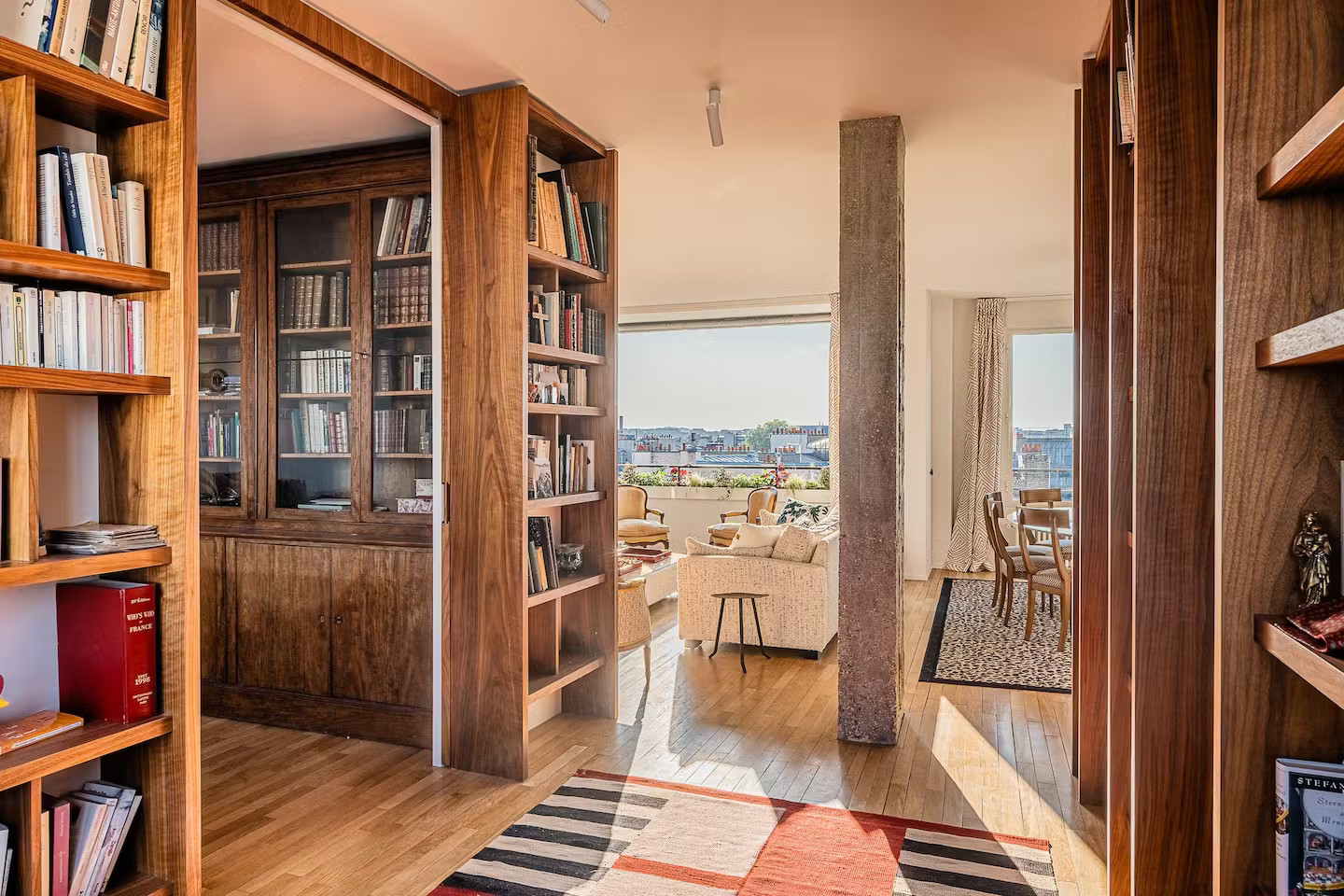 entrée avec bibliothèque