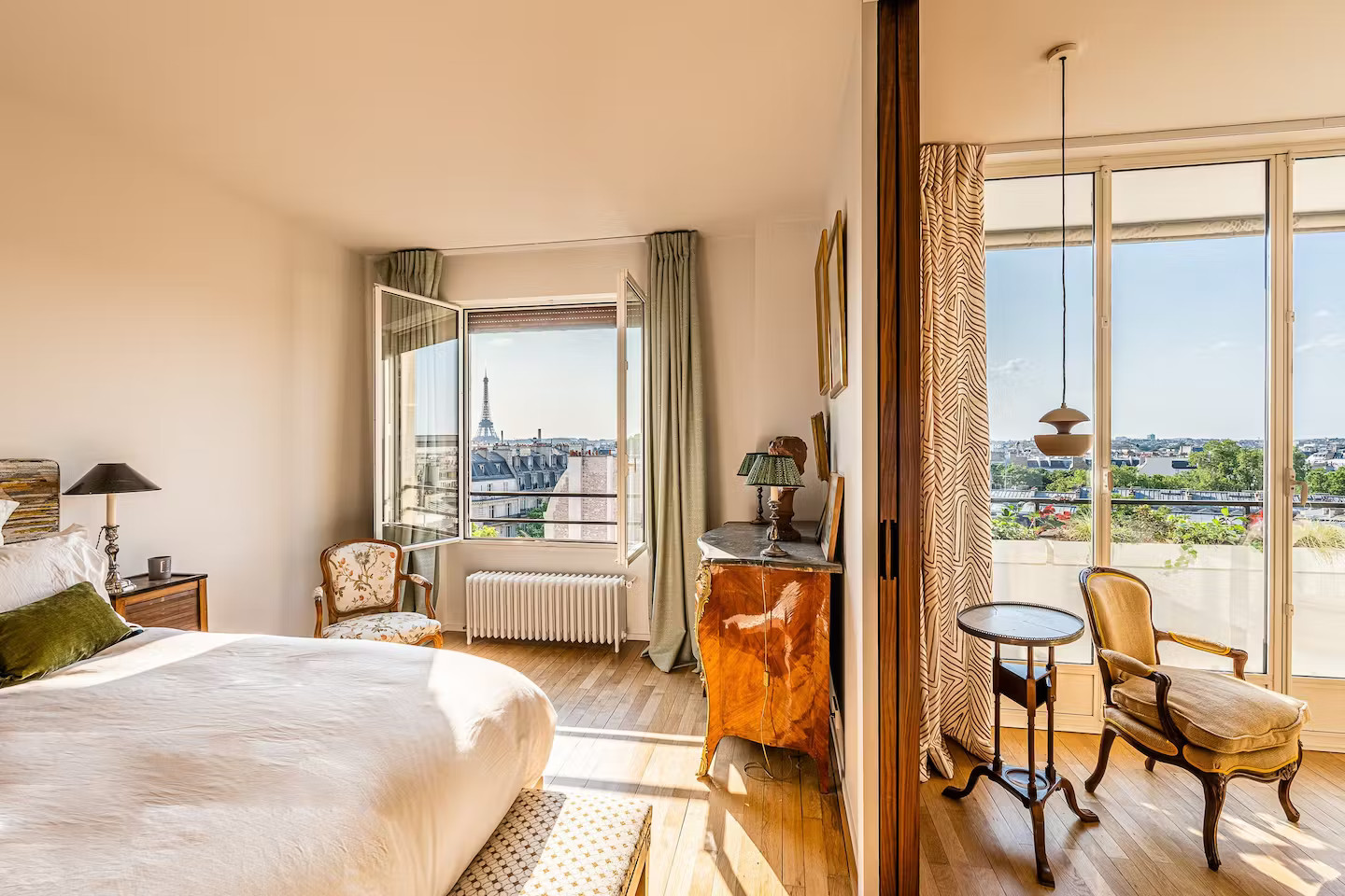 chambre appartement Paris vue tour Eiffel décoration classique chic